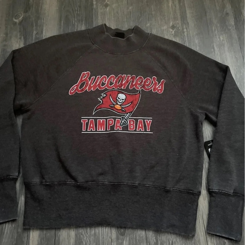 NWT Tampa bay Bucs sweatshirt
